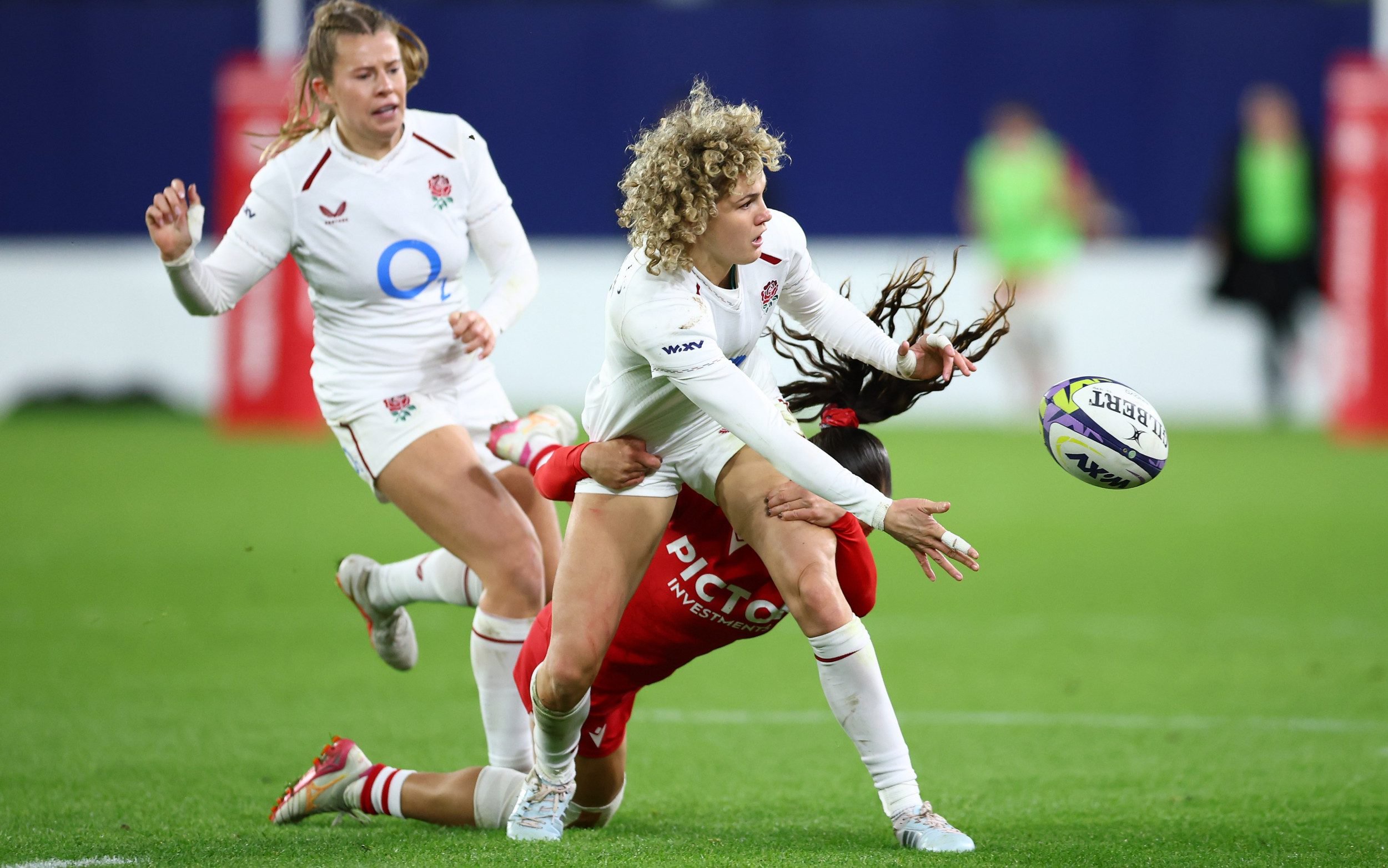 Ellie Kildunne is tackled