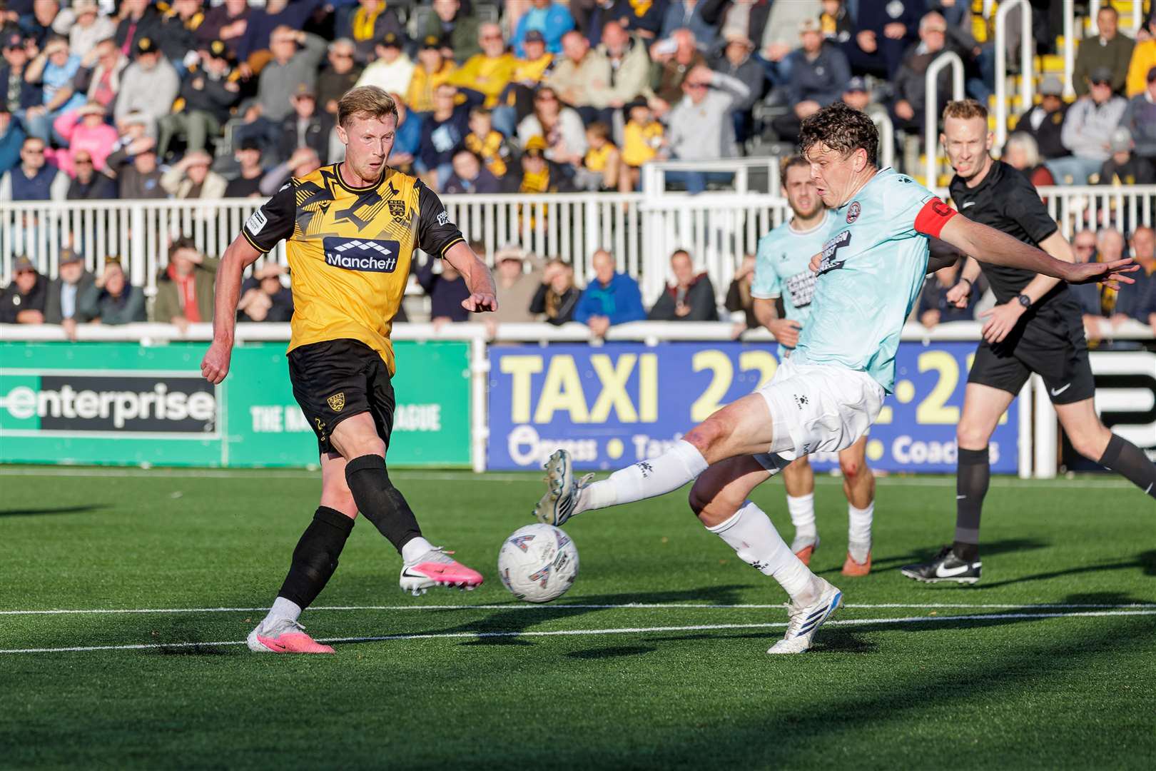 Ryan Hanson lets fly from the edge of the box against Maidenhead. Picture: Helen Cooper