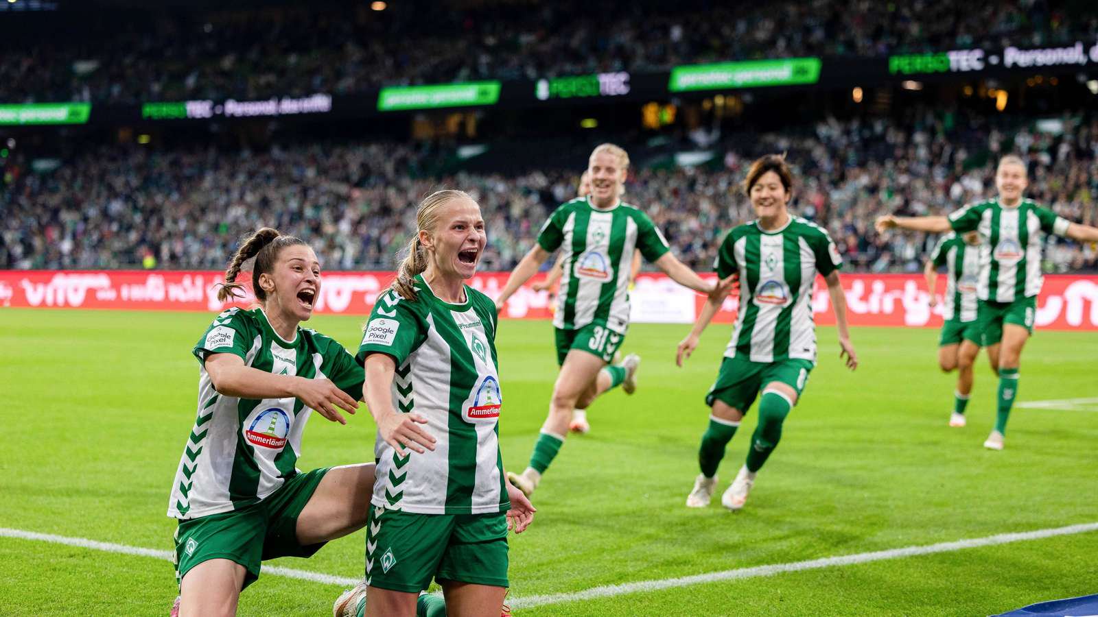 Die DeichStube wählt Isabella Jaron (vorne) zur „Spielerin des Spiels“ beim Derbysieg des SV Werder Bremen gegen den Hamburger SV.