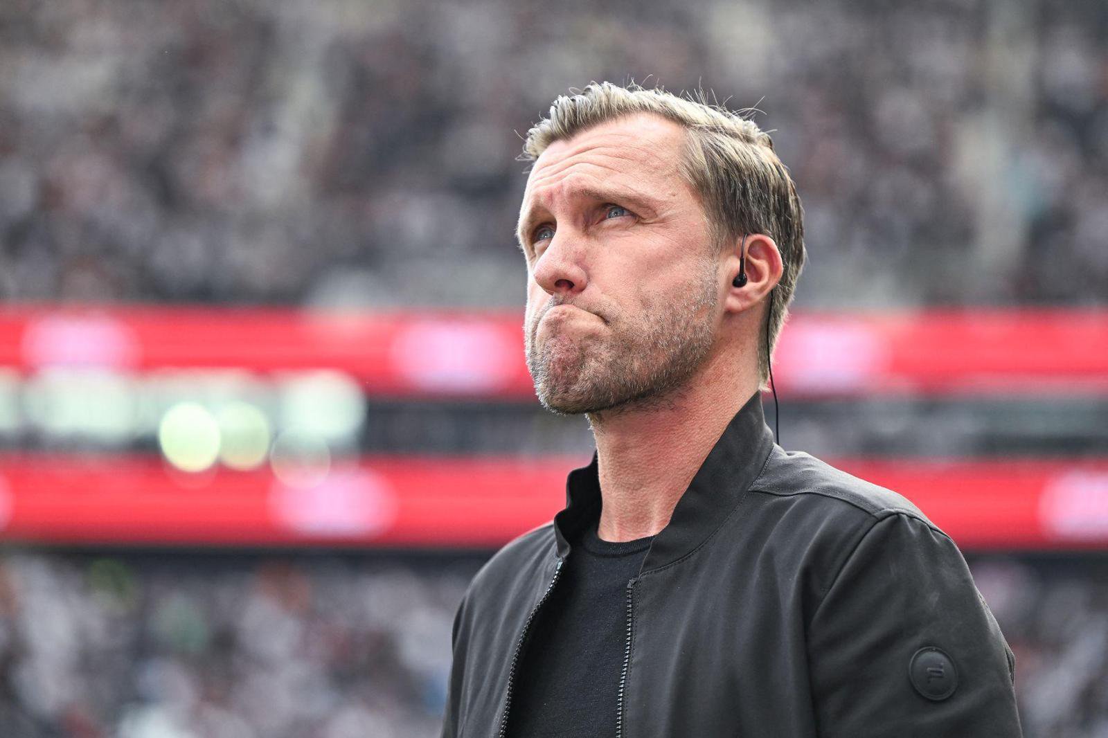 ARCHIV - 06.09.2026, Hessen, Frankfurt/Main: Fußball, Männer, Bundesliga, Eintracht Frankfurt - FC Augsburg, 2. Spieltag, Deutsche Bank Park, Sportvorstand Markus Krösche (Eintracht Frankfurt) reagiert vor dem Spiel. Markus Krösche und Eintracht Frankfurt gehen künftig getrennte Wege, wie der Fußball-Bundesligist mitteilte. (zu dpa: „Sportvorstand Krösche verlässt Eintracht Frankfurt“) Foto: Florian Wiegand/dpa - WICHTIGER HINWEIS: Gemäß den Vorgaben der Bundesliga bzw. des DFB Deutscher Fußball-Bund ist es untersagt, in dem Stadion und/oder vom Spiel angefertigte Fotoaufnahmen in Form von Sequenzbildern und/oder videoähnlichen Fotostrecken zu verwerten bzw. verwerten zu lassen. +++ dpa-Bildfunk +++