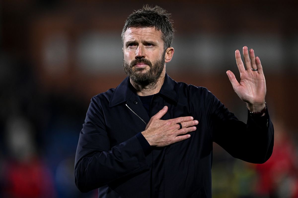 Michael Carrick apologises to fans