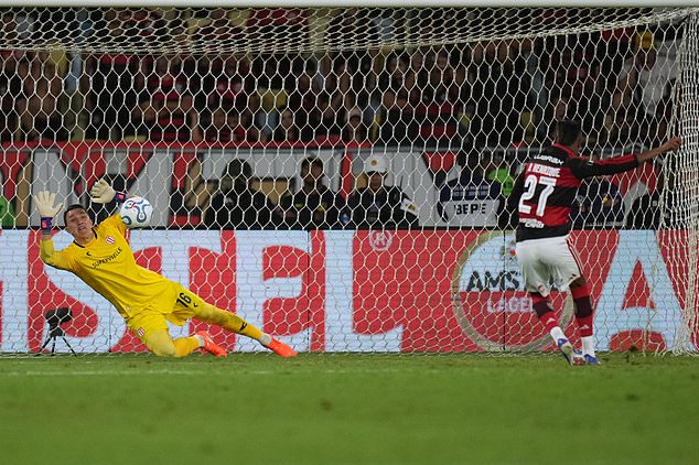 Goalkeeper Nestor Muslera of Argentina's Estudiantes de La Plata saves a penalty shot by Bruno Henrique of Brazil's Flamengo during a penalty shootout in the second leg of a Copa Libertadores semifinal soccer match in Rio de Janeiro, Thursday, Oct. 22, 2026. (AP Photo/Silvia Izquierdo)