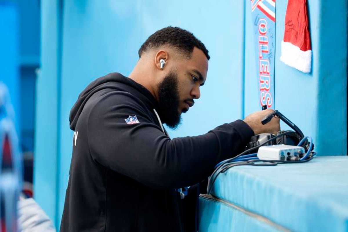 NASHVILLE, TN – DECEMBER 21: Tennessee Titans defensive tackle Jeffery Simmons 98 signs an autograph for a fan during warmups prior to a game between the Tennessee Titans and Kansas City Chiefs, December 21, 2025, at Nissan Stadium in Nashville, Tennessee. Photo by Matthew Maxey/Icon Sportswire NFL, American Football Herren, USA DEC 21 Chiefs at Titans EDITORIAL USE ONLY Icon251221053 ©IMAGO/Icon Sportswire