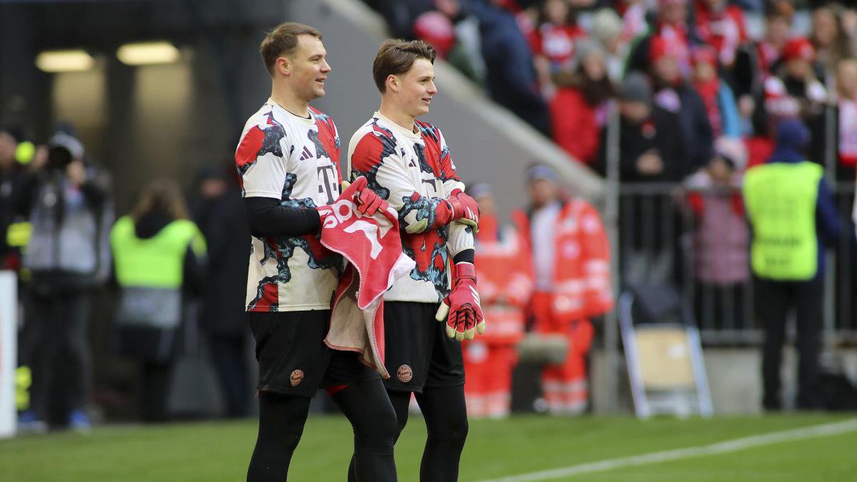 Manuel Neuer und Jonas Urbig wärmen sich auf