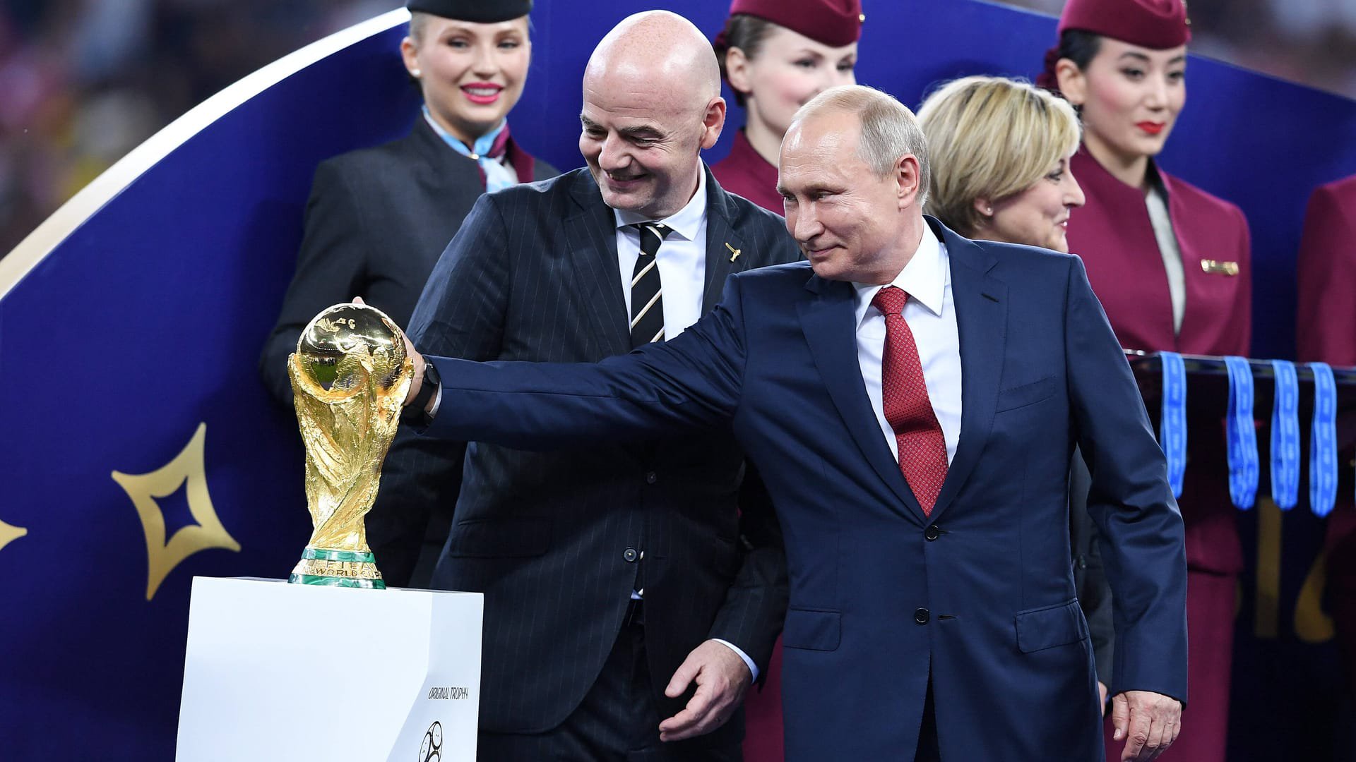 Männerfreundschaft: Fifa-Boss Infantino und Russlands Präsident Wladimir Putin mit dem WM-Pokal beim Turnier 2018.
