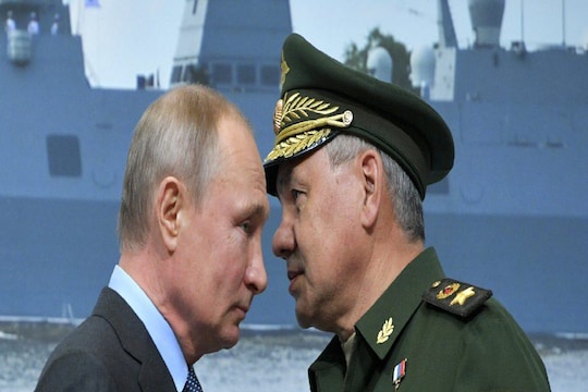 शोइगु 2012 से पुतिन के करीबी सहयोगी रहे हैं. वह आक्रमण के शुरुआती दौर में मुख्य आधार थे, लेकिन हफ्तों से वह काफी हद तक गायब थे. (AP)