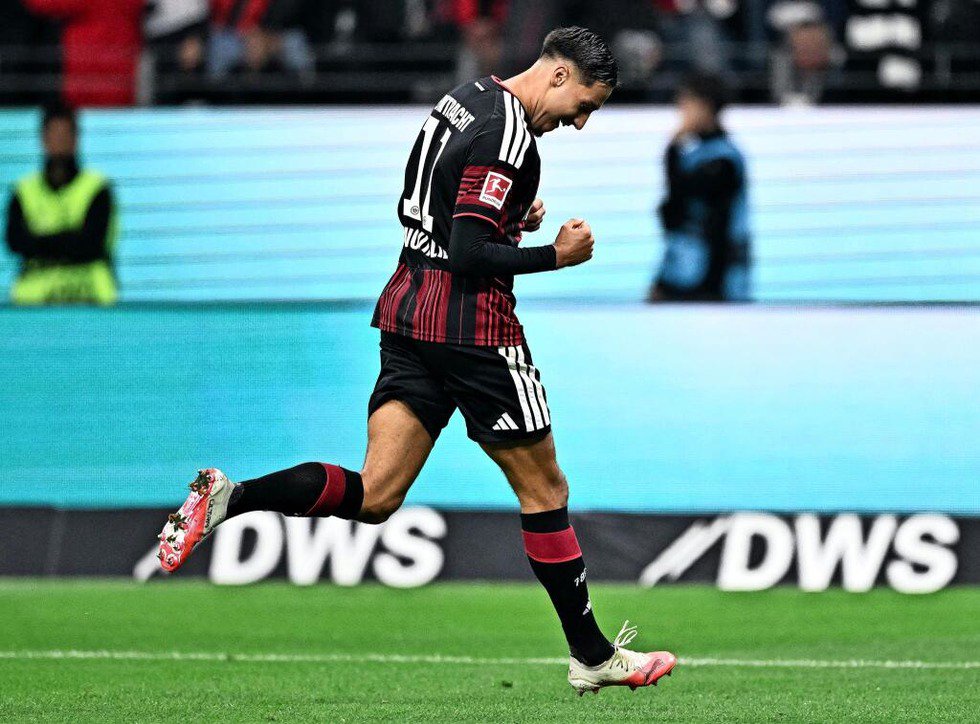 Siegtorschütze für Eintracht Frankfurt...ln: Nationalspieler Younes Ebnoutalib.  | Foto: Florian Wiegand/dpa