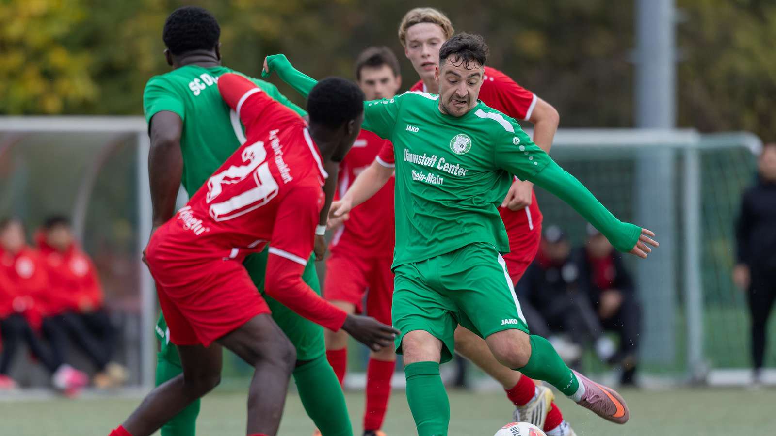 TOR für Dortelweil zum 1:0. Marvin Strenger trifft mit einem Linksschuss von der Strafraumgrenze.Verbandsligaspiel zwischen dem SC Dortelweil und der SG Rot-Weiss Frankfurt am 18. Oktober 2026 in Bad Vilbel-Dortelweil. FOTO: KESSLER
