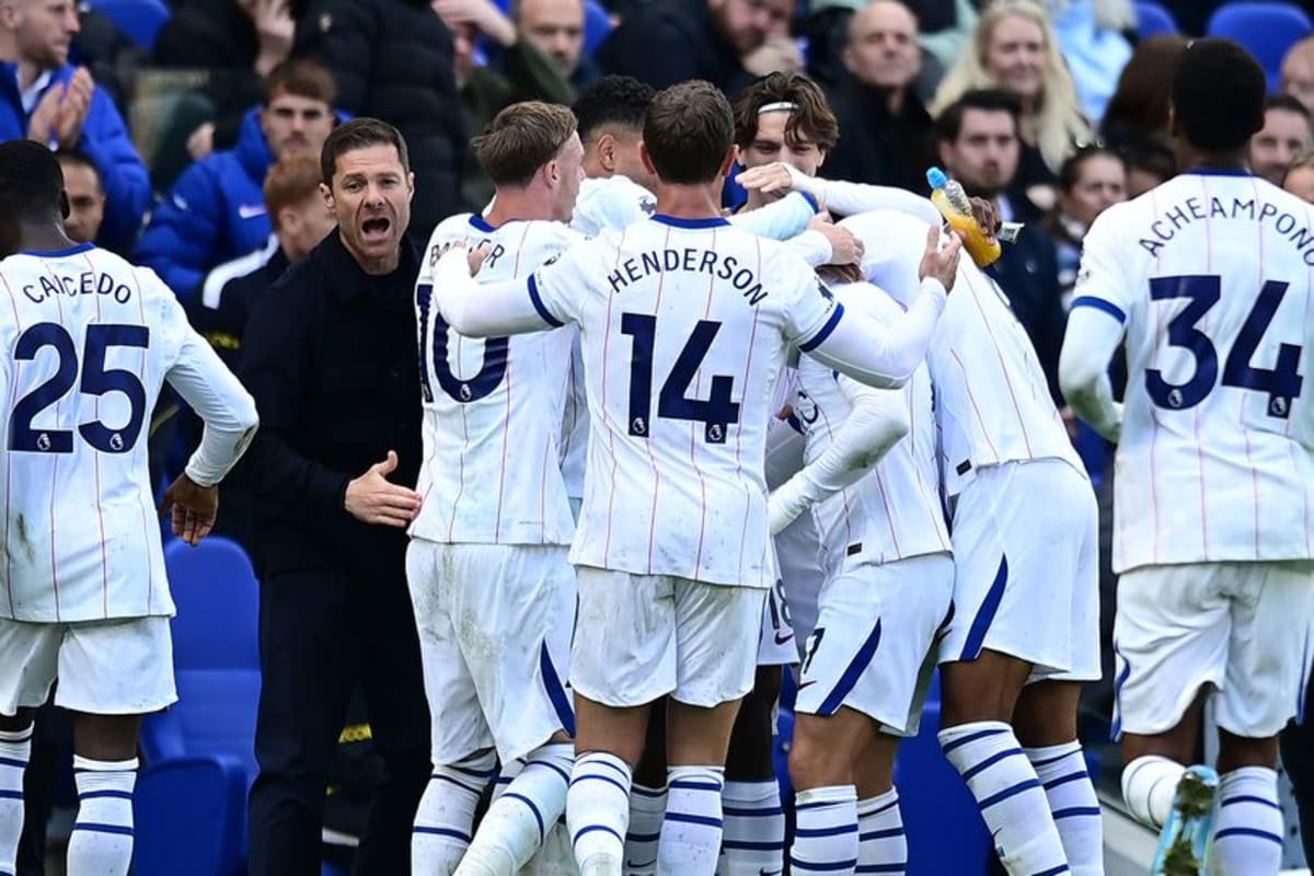 Xabi Alonso and Chelsea players