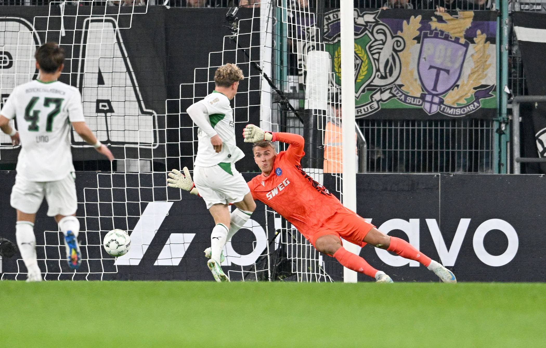  Das Gladbacher 1:0: Robin Hack trifft zur Führung gegen den Karlsruher SC. 