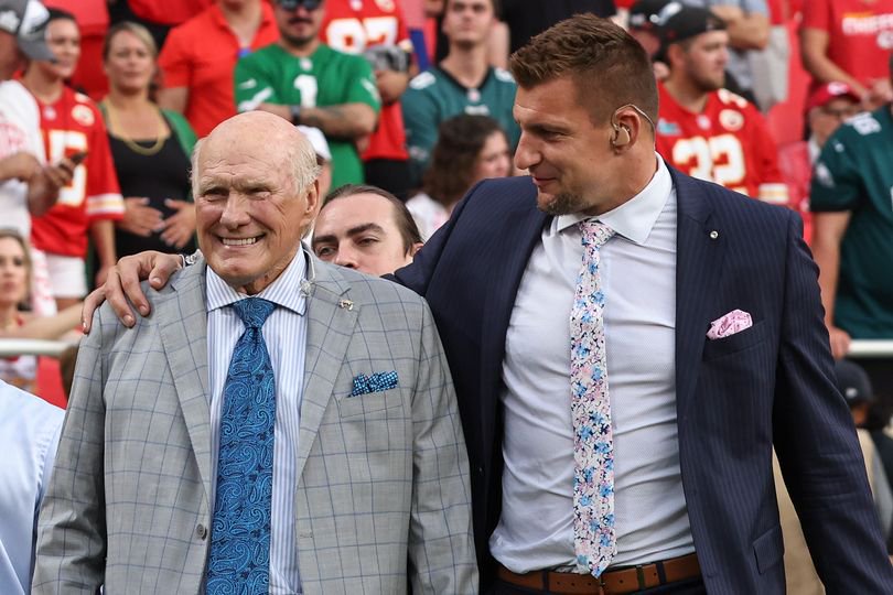 Fox News analyst Rob Gronkowski puts his arm around Terry Bradshaw during an NFL game between the Philadelphia Eagles and Kansas City Chiefs on September 14, 2025 at GEHA Field at Arrowhead Stadium in Kansas City, MO