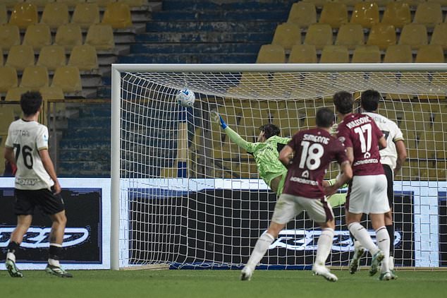 Torino's Giovanni Simeone, no. 18, scores during the Serie A soccer match between Parma and Torino in Parma, Italy, Monday Oct. 19, 2026. (Massimo Paolone/LaPresse via AP)
