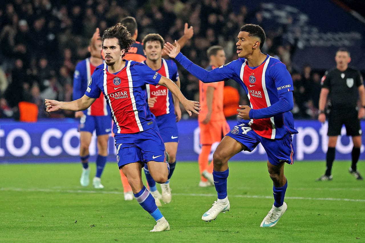 Vitinha (PSG) jubelt mit Spielern