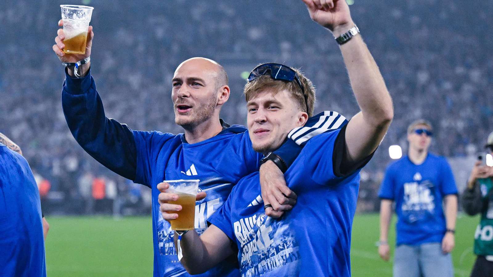 Henning Matriciani (l.) und Paul Pöpperl feiern und trinken Bier