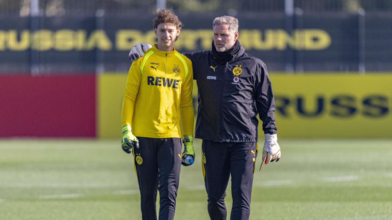 Paul Hannig (l.) und BVB-Torwarttrainer Matthias Kleinsteiber