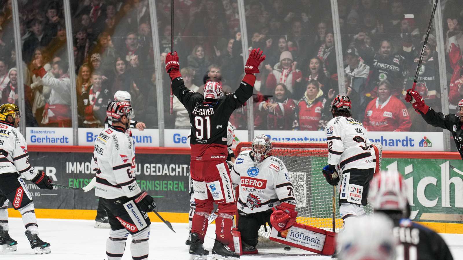 -91- Marc El-Sayed (-A- EC Bad Nauheim) trifft gegen -92- Kevin Wall (ECDC Memmingen Indians) und -79- Michael Bitzer (Torhüter ECDC Memmingen Indians) zum 1:0, -10- Julian Kornelli (EC Bad Nauheim) jubelt, DEL 2 - EC Bad Nauheim gegen ECDC Memmingen Indians, Bad Nauheim, Colonel-Knight-Stadion, 18.10.26