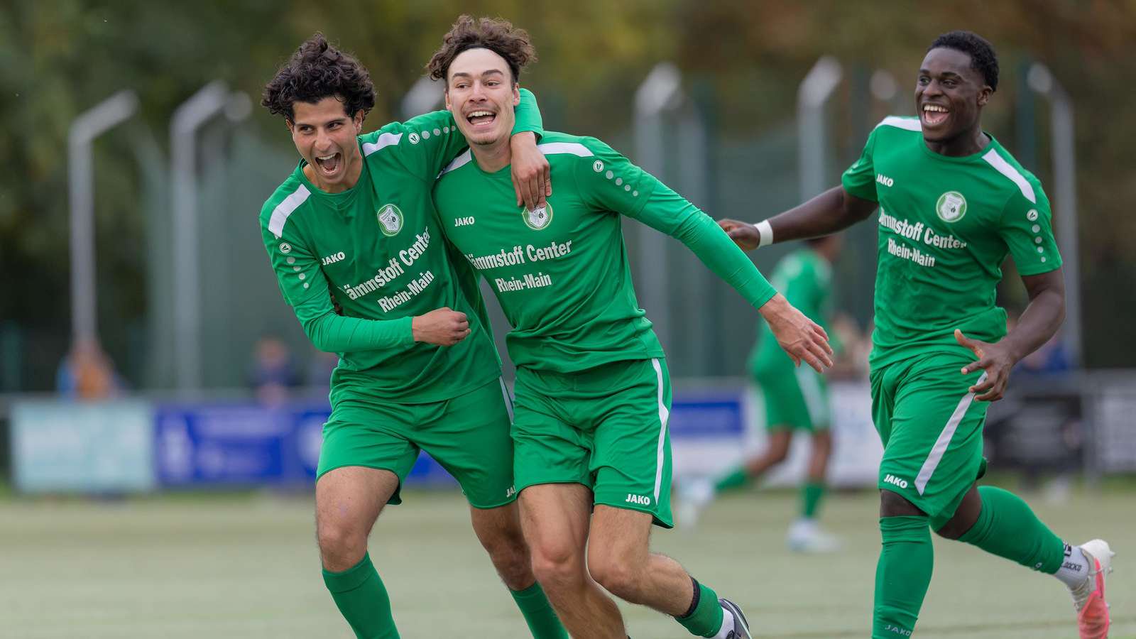 Mohamed El Allaoui und Maurice Reininger bejubeln das Tor zum 2:0. Rechts im Hintergrund kommt Gyasi Groß dazu.Verbandsligaspiel zwischen dem SC Dortelweil und der SG Rot-Weiss Frankfurt am 18. Oktober 2026 in Bad Vilbel-Dortelweil. FOTO: KESSLER