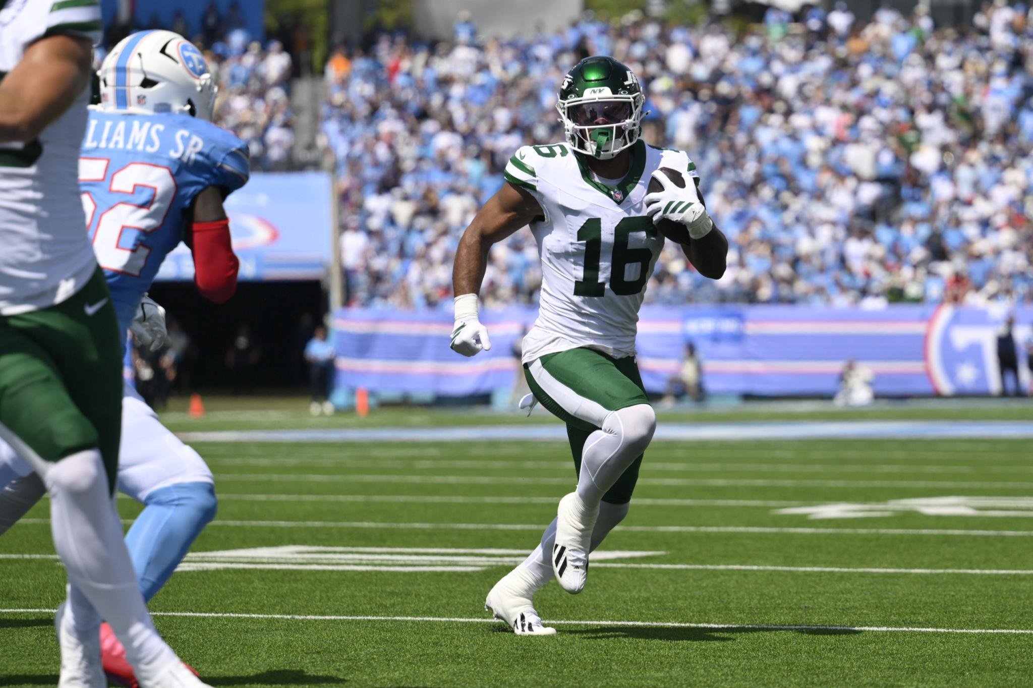 New York Jets tight end Kenyon Sadiq (16) running with the ball for a touchdown against the Tennessee Titans.