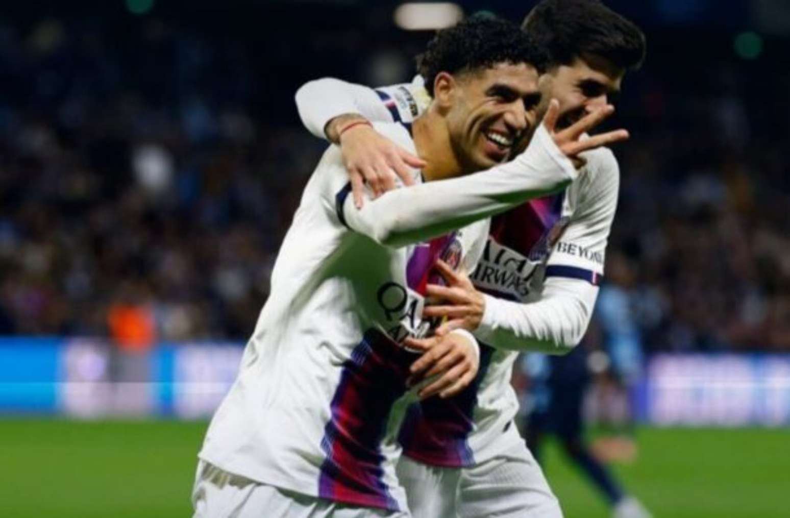 Jogadores de Le Havre e PSG em disputa de bola na Ligue 1 –