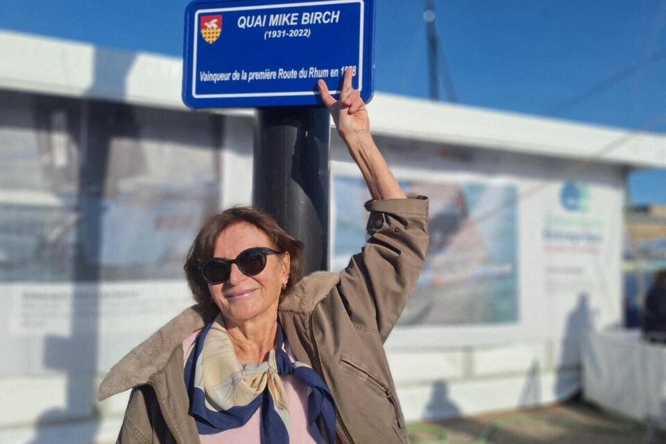 France Birch a inauguré à Saint-Malo un quai du Bassin Duguay-Trouin, au nom de son mari, Mike Birch, premier vainqueur de la Route du Rhum.