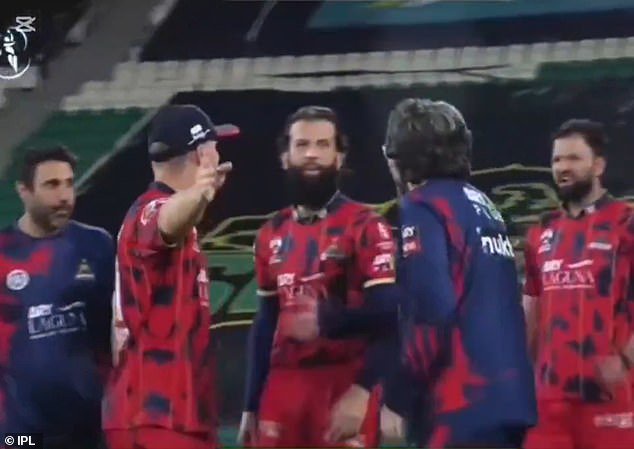 David Warner appeared to confront Moeen Ali after Karachi Kings’ tense win, sparking widespread speculation across social media