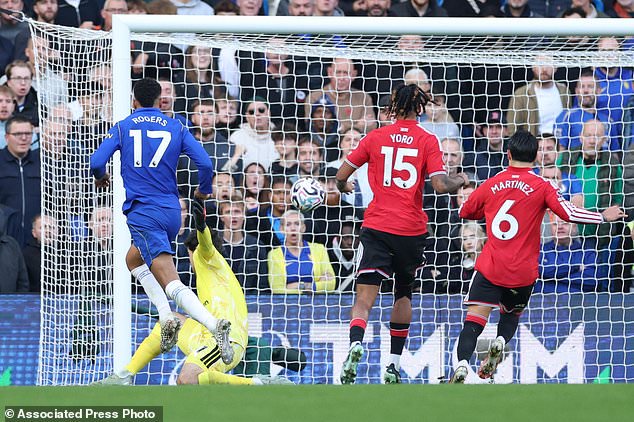 Chelsea's Morgan Rogers, left, scores his side's opening goal during the English Premier League soccer match between Chelsea and Manchester United in London, Saturday, Oct. 31, 2026. (AP Photo/Ian Walton)