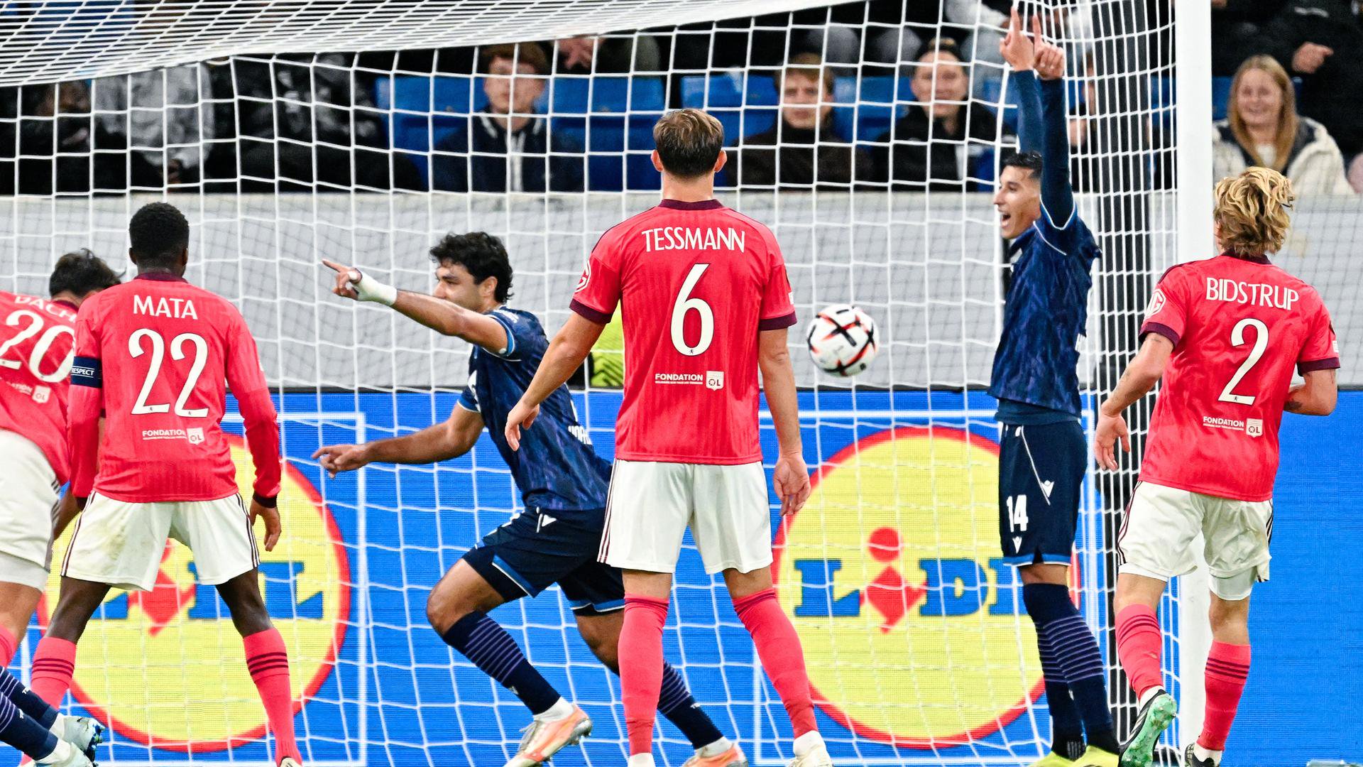 Hoffenheimer Spieler jubeln über das Tor zum 1:0 gegen Olympique Lyon.