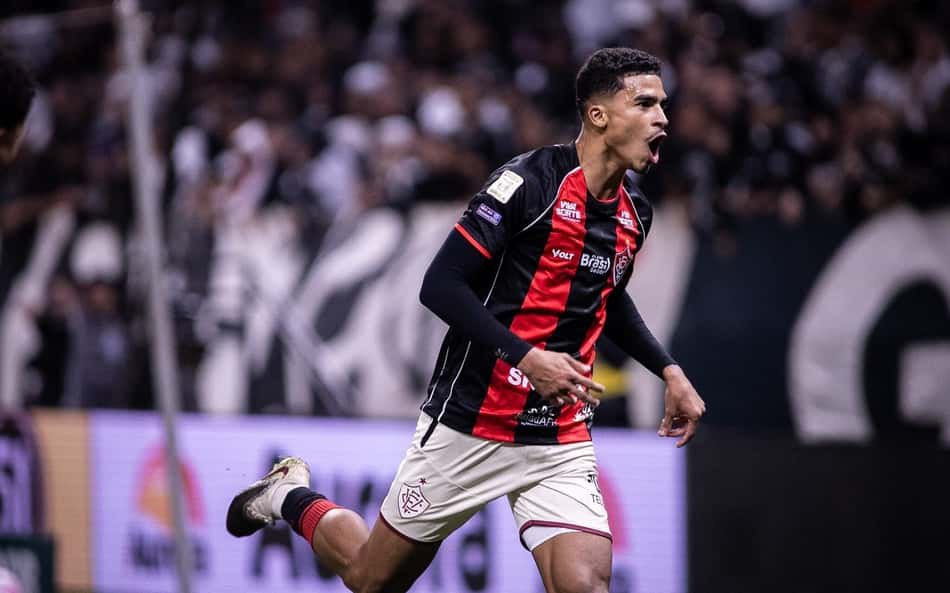 Renê comemora gol do Vitória contra o Corinthians