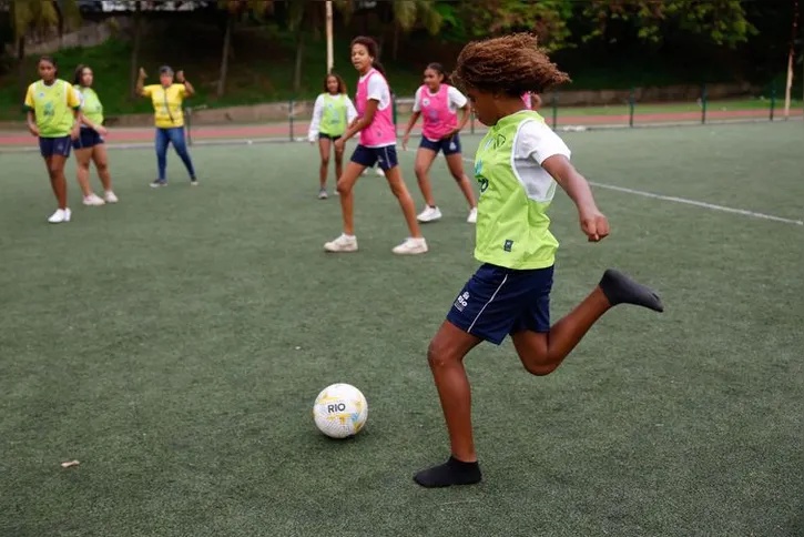 Imagem ilustrativa da imagem Ex-jogadoras da seleção de futebol incentivam alunas em escolas do Rio