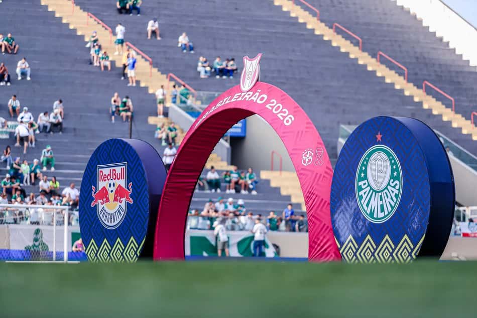 Palmeiras x Bragantino no Brasileirão; arcos com logotipos das equipes diante da torcida no estádio.