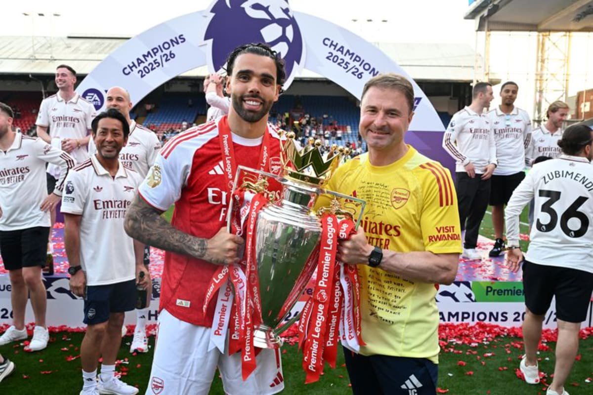 Arsenal goalkeeping coach Inaki Cana and David Raya