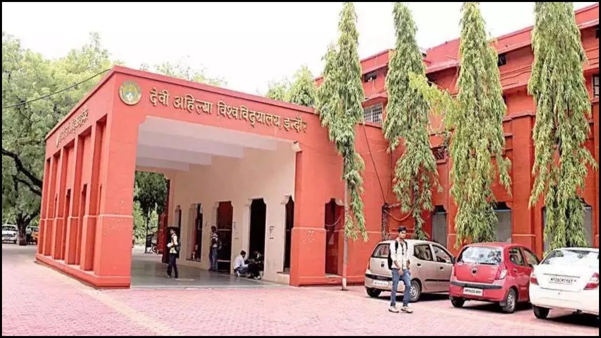 इंदौर के DAVV में रूममेट्स को बॉयफ्रेंड बनाने के लिए उकसाती थी छात्रा, करती थी आपत्तिजनक हरकतें, हॉस्टल हुई निष्कासित