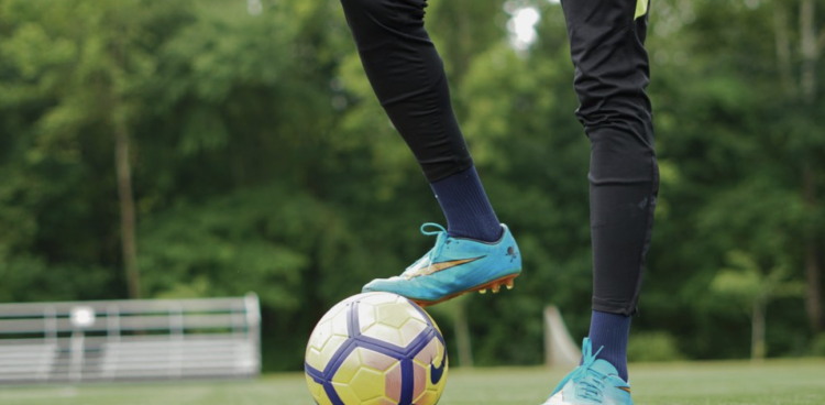 Reprise 2026 : comment bien choisir ses crampons de foot selon le terrain ?