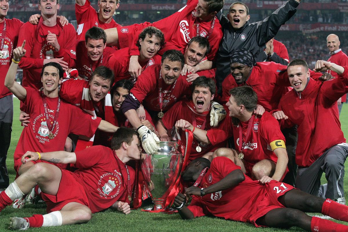 ISTANBUL, TURKEY - May 25: Liverpool Team, Djimi Traore, Xabi Alonso, Sami Hyypia, Jerzy Dudek, Jamie Carragher, Steve Finnan, Milan Baros, Luis Garcia, Josemi,  Antonio Nunez, Vladimir Smicer, Steven Gerrard, Dietmar Hamann, John Arne Riise celebrate with the European Cup after the UEFA Champions League Final match between AC Milan and Liverpool at Ataturk Stadium on May 25, 2005 in Istanbul, Turkey. (Photo by Richard Sellers/Sportsphoto/Allstar via Getty Images)