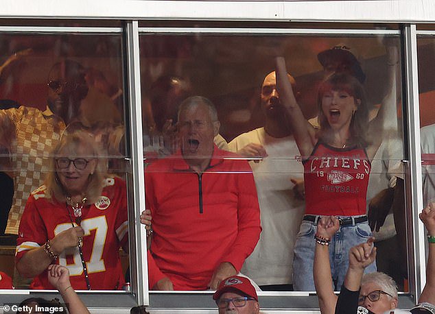 The singer-songwriter went wild alongside her parents and Donna Kelce at Arrowhead Stadium
