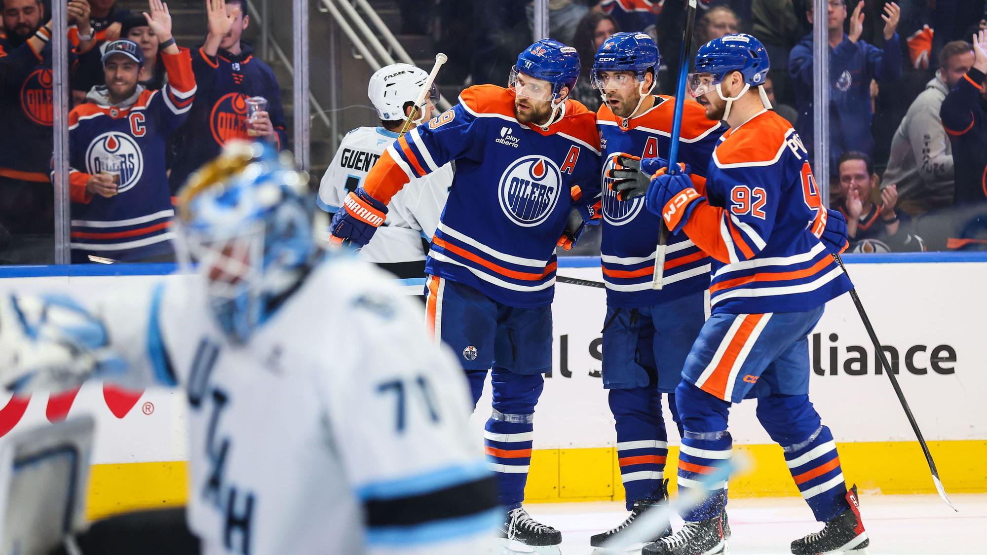 Leon Draisaitl (29), Evan Bouchard (2) und Vasily Podkolzin (92) von den Edmonton Oilers in der NHL.