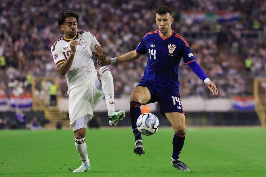 Ivan Perisic against Lamine Yamal