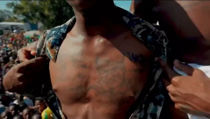 Il change de religion à cause de Diamond Platnumz et se fait tatouer le visage du chanteur