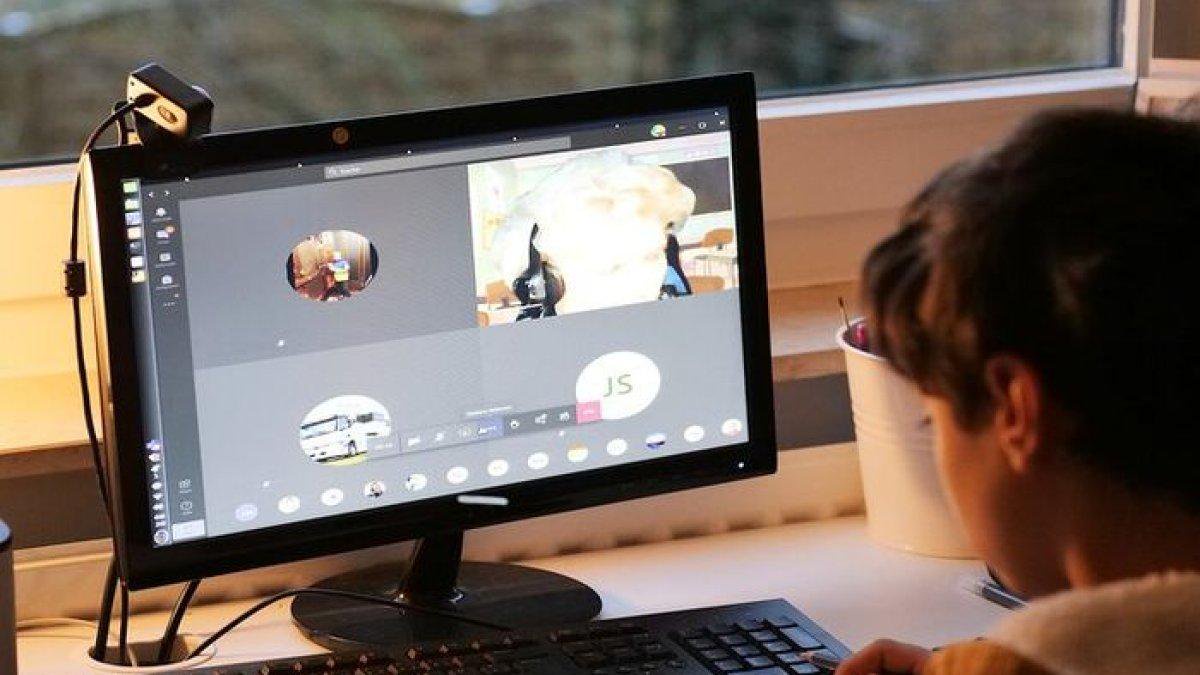 Menjadi asisten virtual adalah salah satu cara untuk membantu orang lain dengan tugas-tugas administratif dari lokasi jauh, seperti dari kenyamanan rumah.
