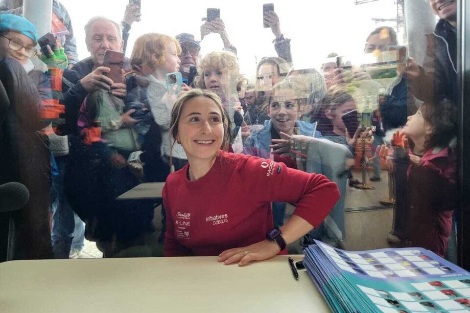 Violette Dorange pendant la séance de dédicaces à l'office de Tourisme de Saint-Malo.