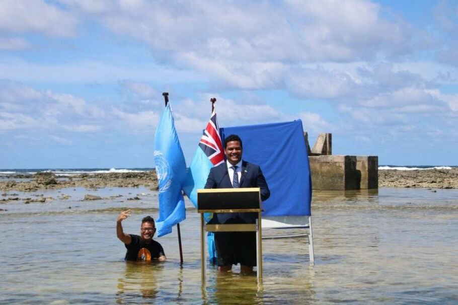 Menteri Luar Negeri Tuvalu Simon Kofe menyampaikan pidato untuk COP-26 sambil berdiri di laut di Funafuti, Tuvalu, 5 November 2021.  - (Antara/Reuters)