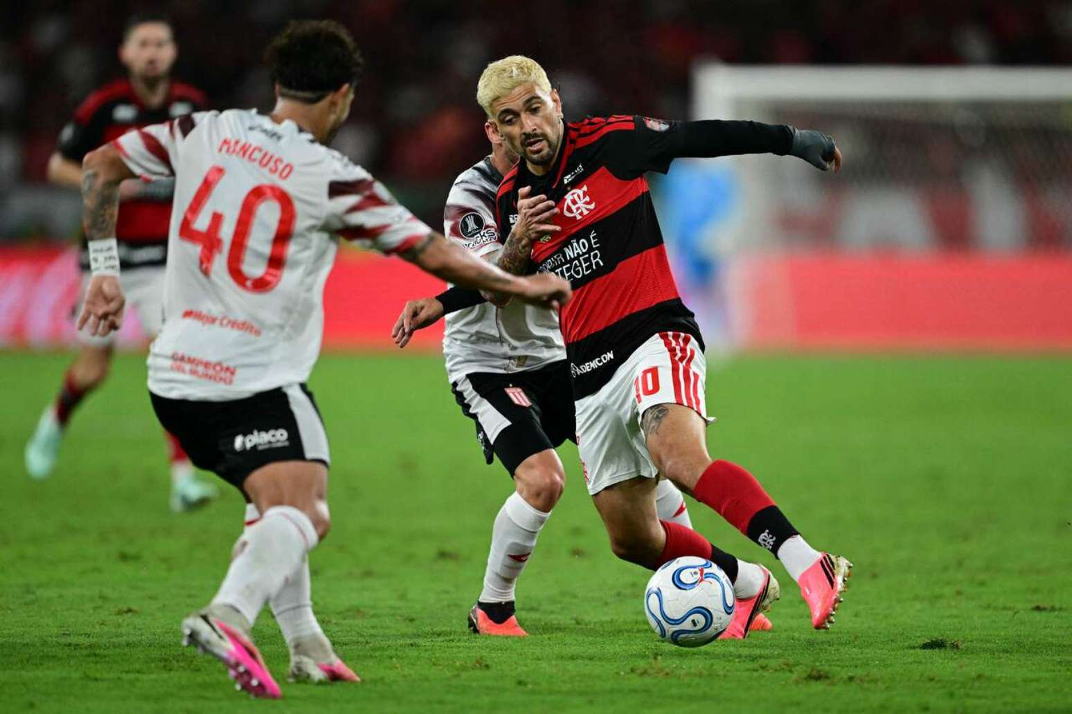 Arrascaeta entra no segundo tempo, mas faz pouca diferença. Nos pênaltis, ele acertou a sua cobrança. Mas o time foi eliminado na Libertadores. 