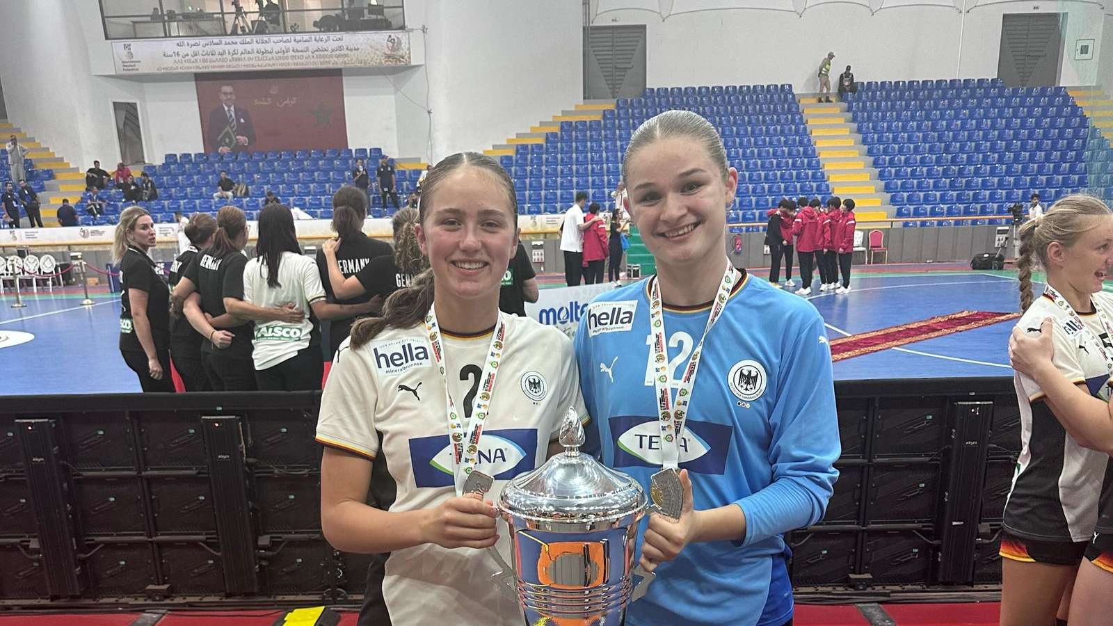 Stolz präsentieren die U16-Weltmeisterinnen Jana Skill aus Grünberg (r.) und Carlotta Werum aus Niederkleen nach dem 37:32-Finalsieg in Marokko den Weltmeister-Pokal.