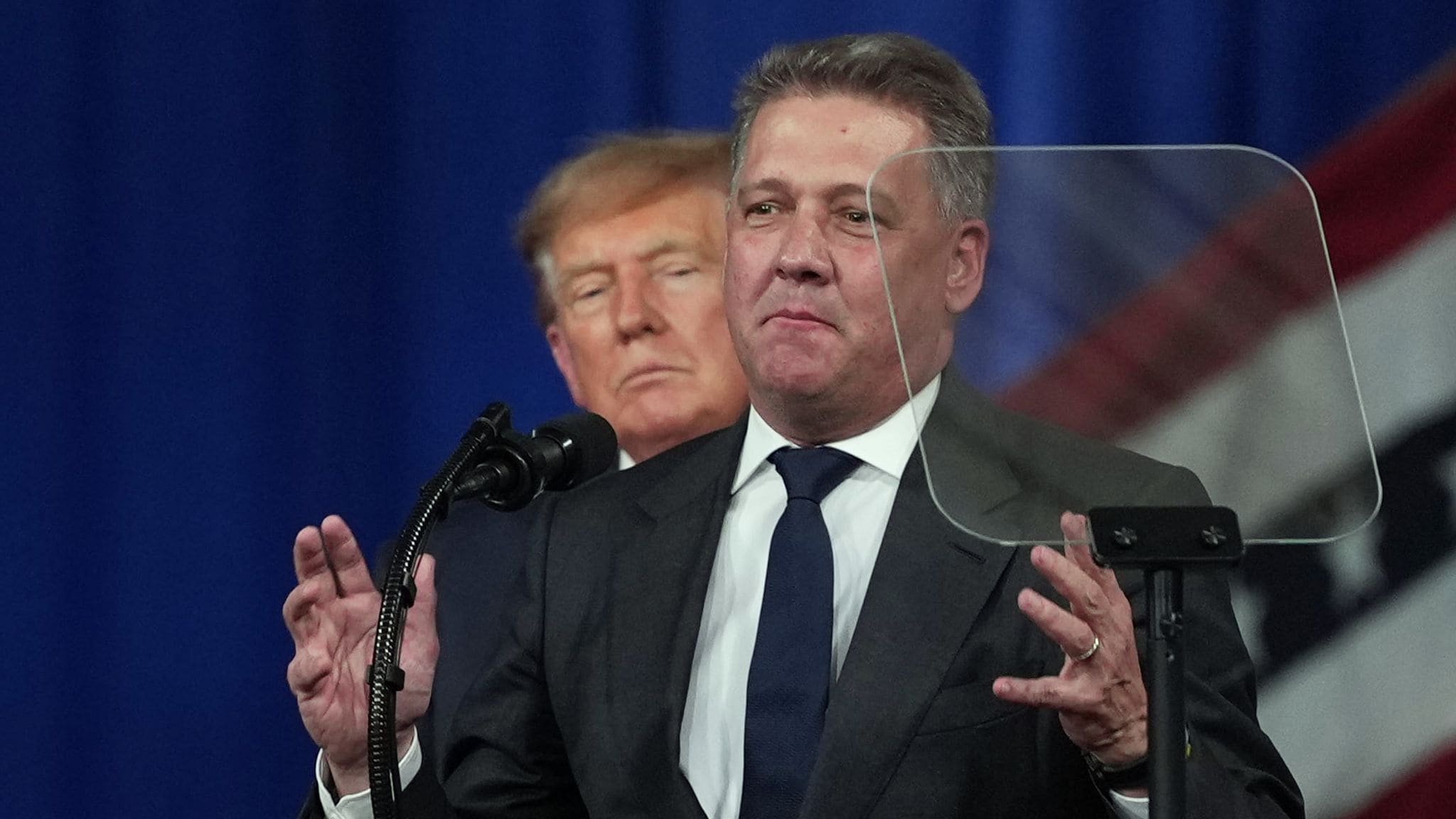 US-Präsident Donald Trump (hinten) hört zu, während Gernot Döllner, Vorstandsvorsitzender der Audi AG, bei einer Wahlkampfveranstaltung im Guardian Centers of Georgia spricht