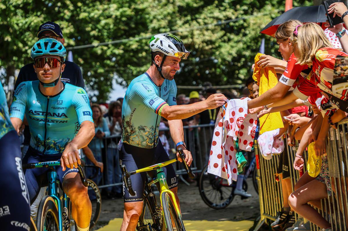 Mark Cavendish avait dédicacé des maillots au public agenais.