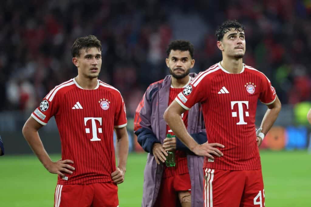 Die Bayern-Stars Tom Bischof, Luis Diaz und Aleksandar Pavlovic (v.l.)