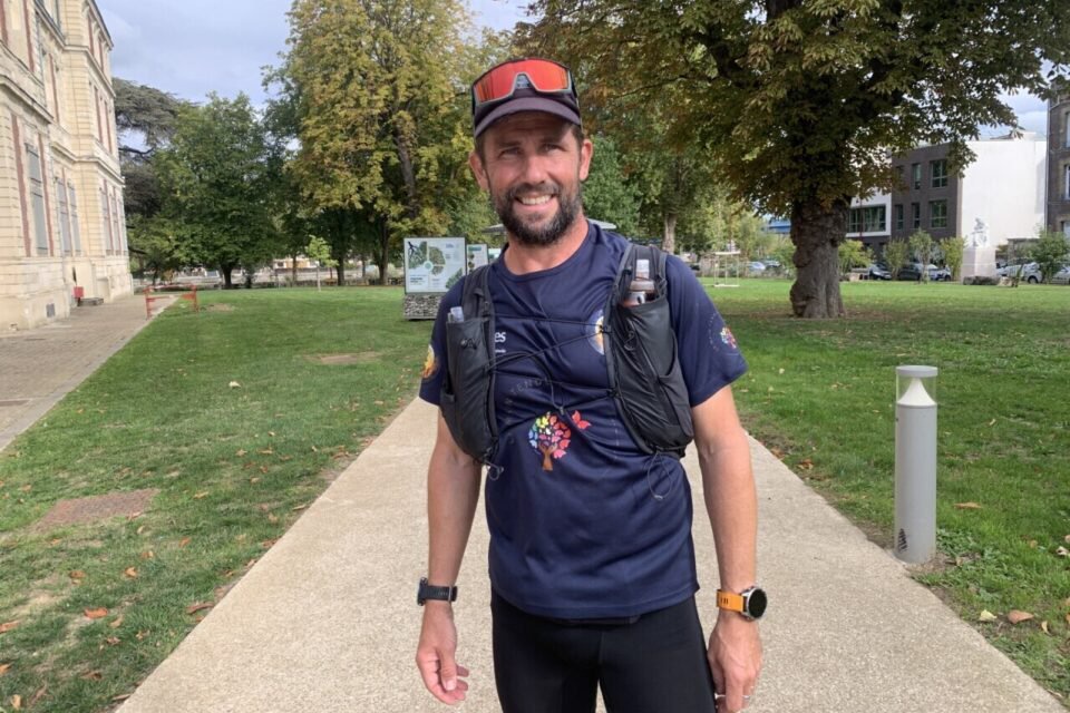 Jonathan Desnoyers, alias Jonathan Trailer, le coureur solidaire, de passage à Elbeuf lors de son défi hors norme de suivre la Seine, du Havre à Honfleur, en courant.