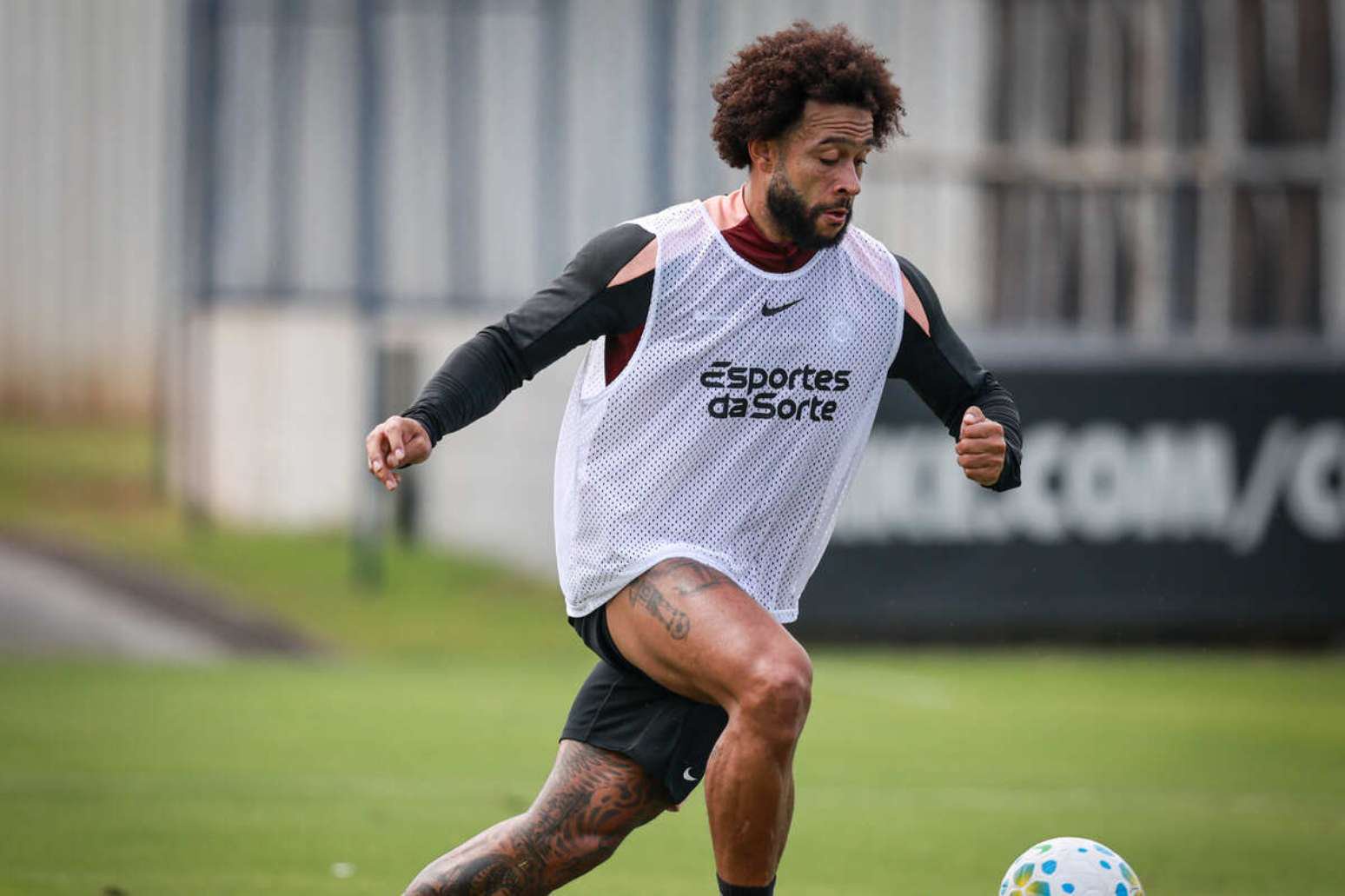 Memphis Depay está suspenso e não poderá enfrentar o Vitória –