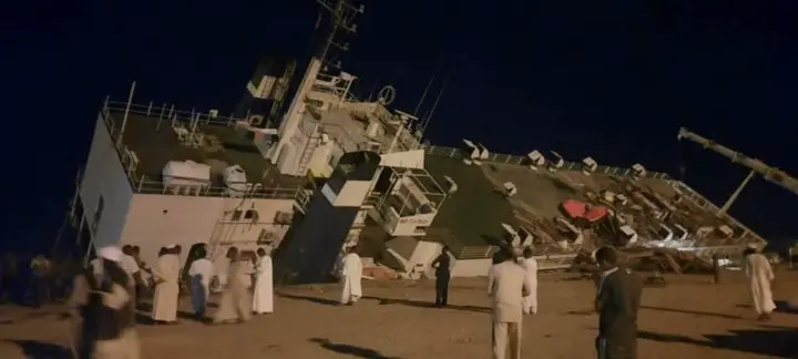 شاهد لحظة غرق سفينة في ميناء سواكن السوداني كانت في طريقها للسعودية.. ونفوق 16 ألف رأس ماشية
