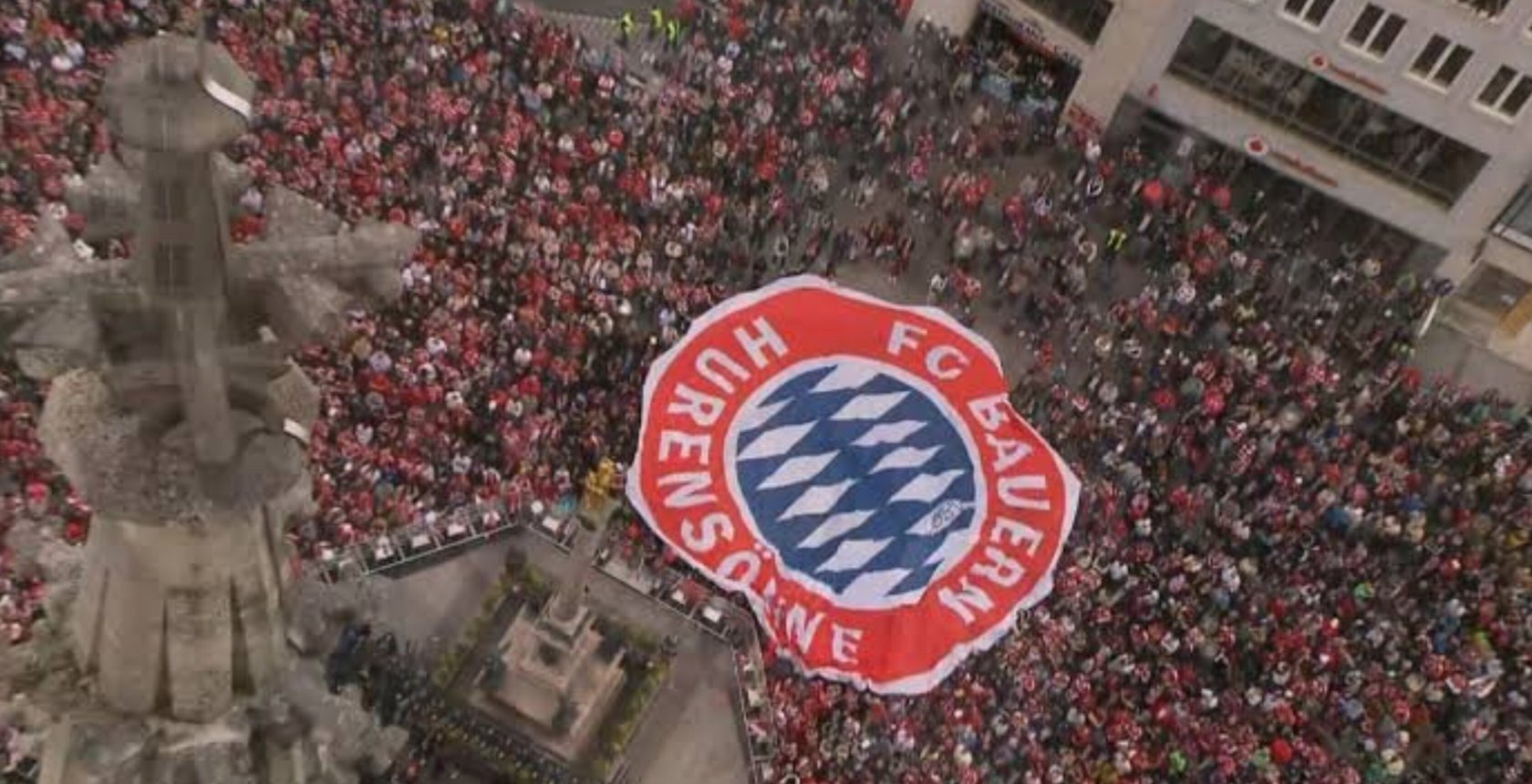 Ein Schmähplakat machte bei Bayerns Meisterfeier die Runde. Dagegen gehen die Vereinsbosse vor